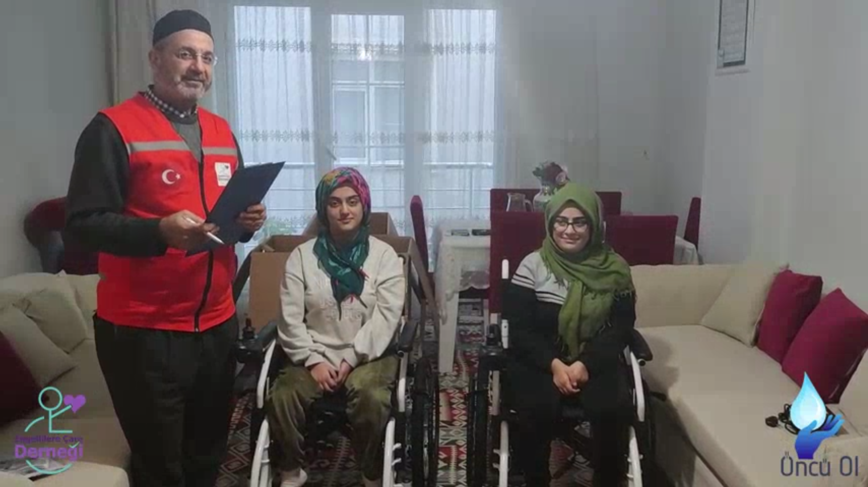 Akülü sandalyeye ihtiyacı olan iki kardeşimize hediyelerini ulaştırdık